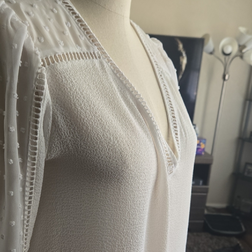 Express White V-Neck Blouse - Picture 4 of 4